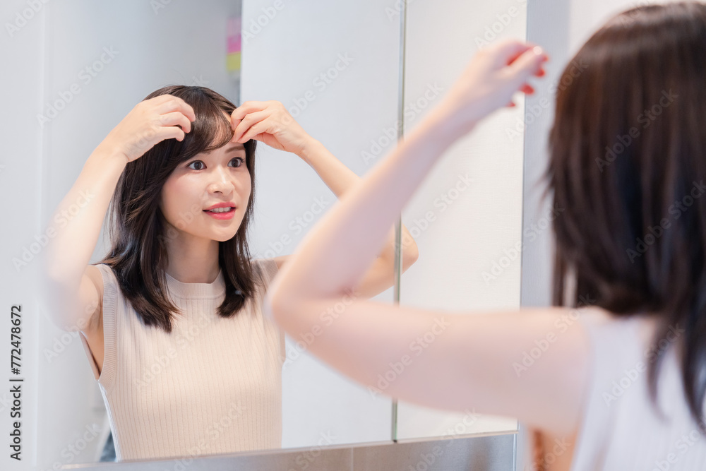 朝の身支度をする若い女性 朝の身支度をする若い女性