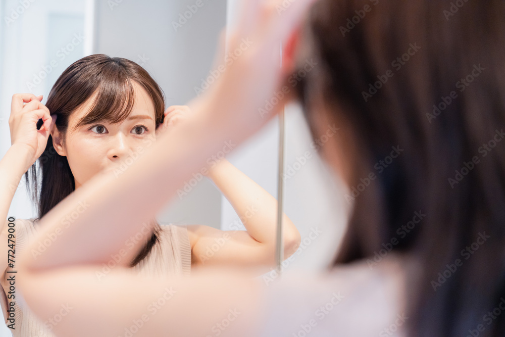 Fototapeta premium 朝の身支度をする若い女性