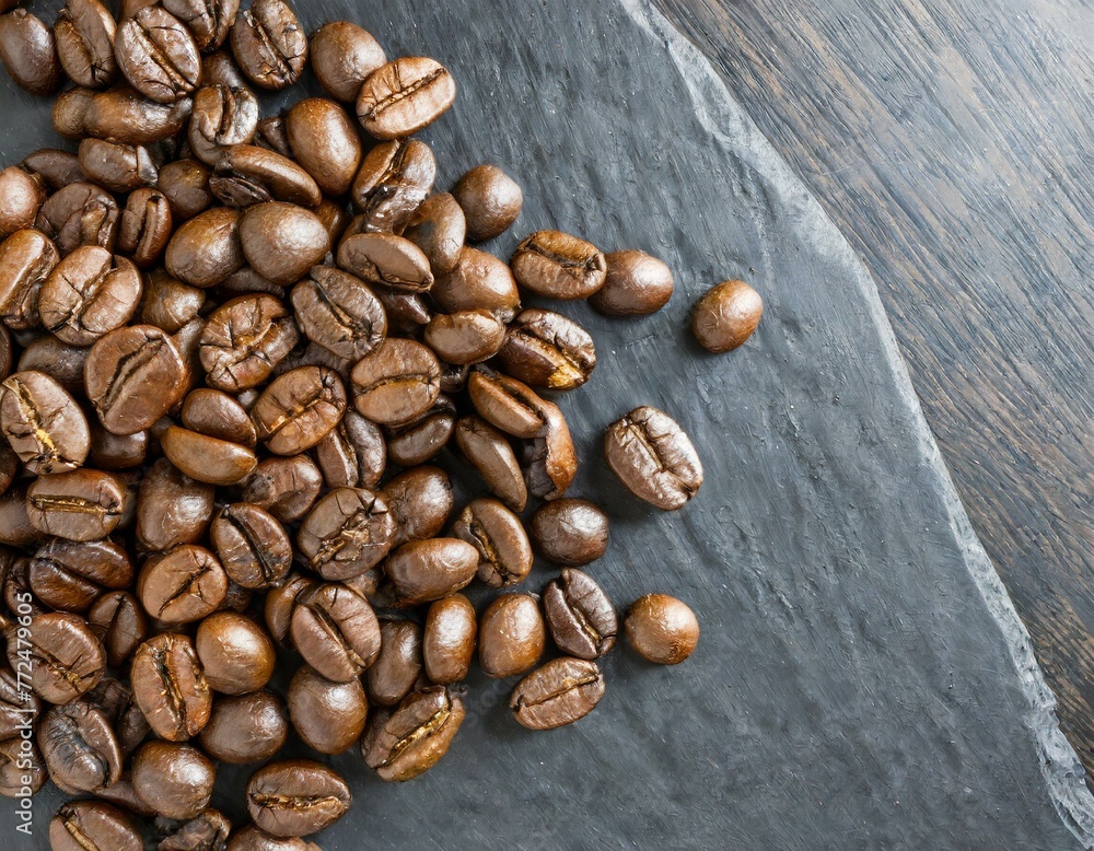 Kaffeebohne auf Schieferplatte Draufsicht Kaffeebohne auf Schieferplatte Draufsicht