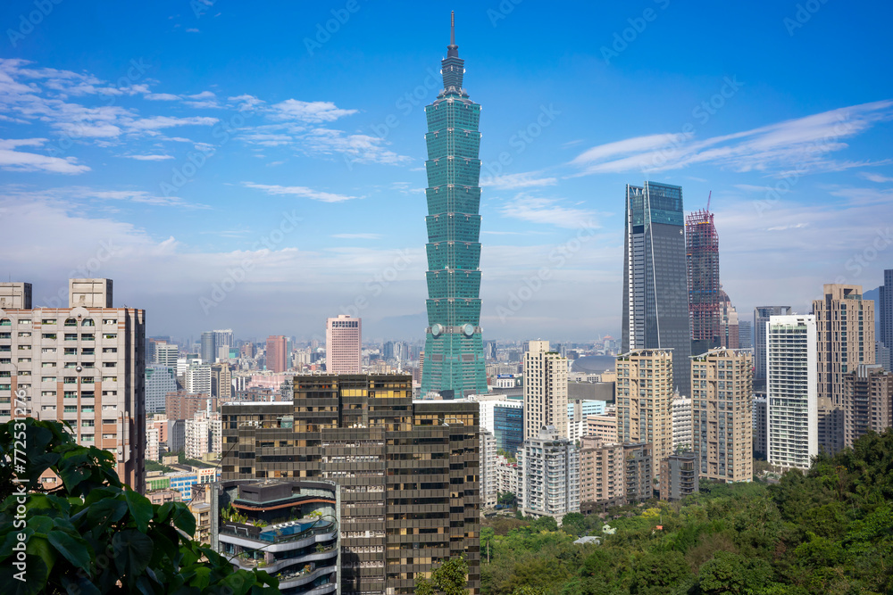 Fototapeta premium Majestic Taipei 101 Towers Over the Bustling City, Clear Day in Taipei