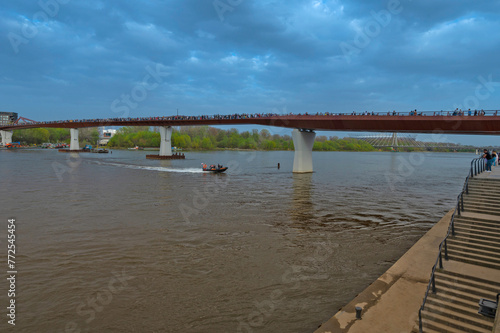 Most pieszo rowerowy  k  adka nad rzek   Wis    . Nowo otwarty most w Warszawie      cz  cy   r  dmie  cie z Prag  .