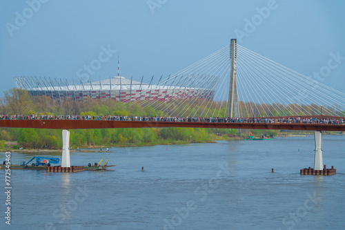 Most pieszo-rowerowy nad rzeką Wisłą, nowo otwarty w Warszawie, łączący Śródmieście z Pragą. © smoku7979