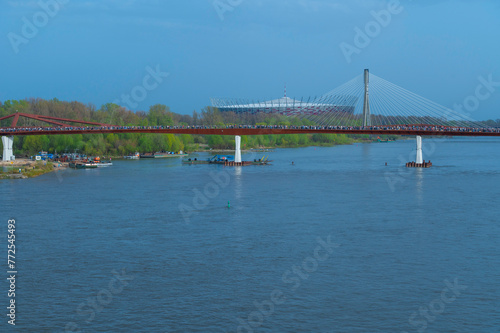 Most pieszo-rowerowy nad rzeką Wisłą, nowo otwarty w Warszawie, łączący Śródmieście z Pragą. © smoku7979