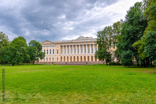 Das Russische Museum in Sankt Petersburg ist neben der Moskauer Tretjakow-Galerie die umfassendste Sammlung russischer Kunst. Das Museum besitzt etwa 315.000 Exponate aus den Bereichen Malerei, Skulpt photo