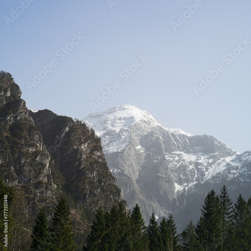 Bergsteigen - Urlauber auf dem Weg zum Gipfelkreuz