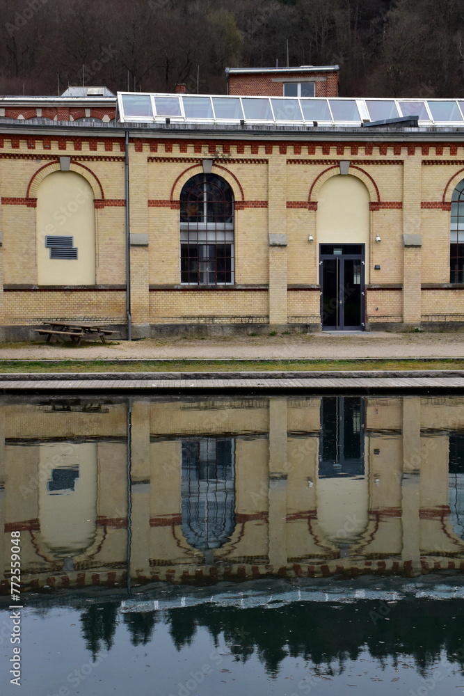 Altes Gewerbegebäude spiegelt sich in der Brenz in Heidenheim
