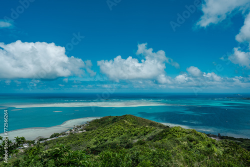 Reef . Kāneohe Bay,  largest sheltered body of water in the main Hawaiian Islands. Pu'u Ma'eli'eli Trail, Honolulu Oahu Hawaii.  Kaneohe Sandbar. Kapapa Island Seabird Sanctuary  © youli zhao