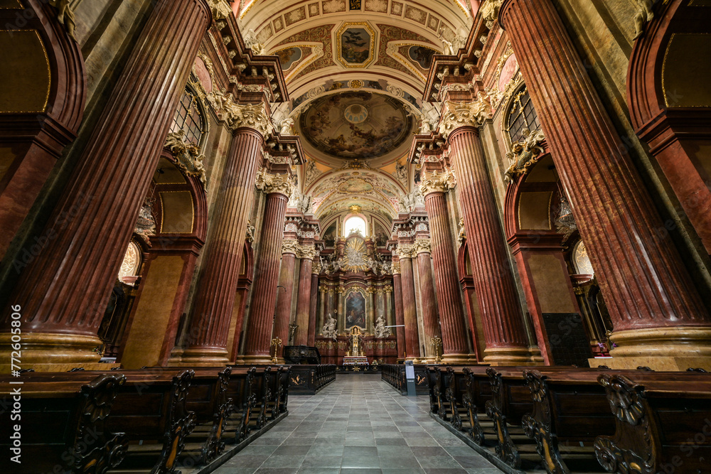 Fototapeta premium Interior Of Archcathedral Basilica Of Saints Peter And Paul