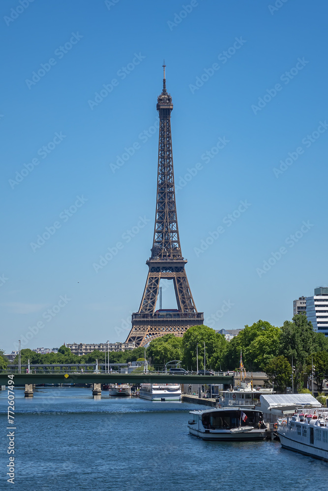 Naklejka premium Cityscape of Seine river and District of Beaugrenelle. Paris, France.