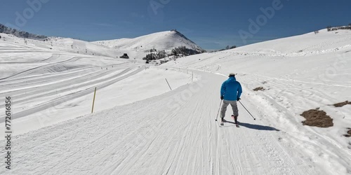 Estoy aprendiendo esquiar en una escuela para esquiadores profesionales. El panorama es blanco y la nieve es fenomenal.