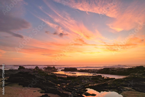 paisaje marino con increíble atardecer 