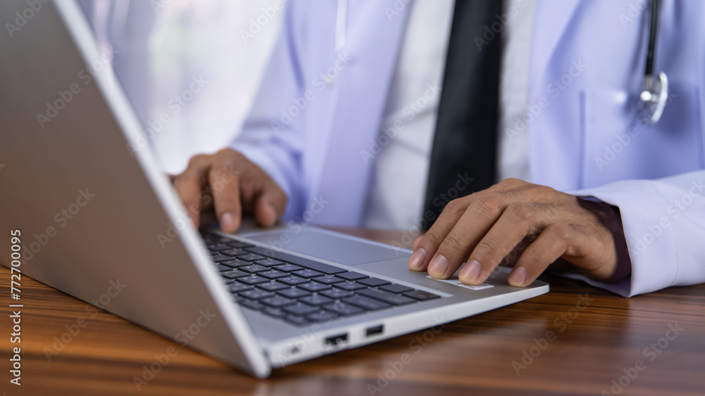 Doctors use computers to record treatment data into the hospital's data storage system using modern technology. Doctors use computers to record treatment data into the hospital's data storage system using modern technology.