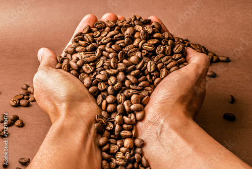 Manos con Granos de Café Colombiano Sabor intenso