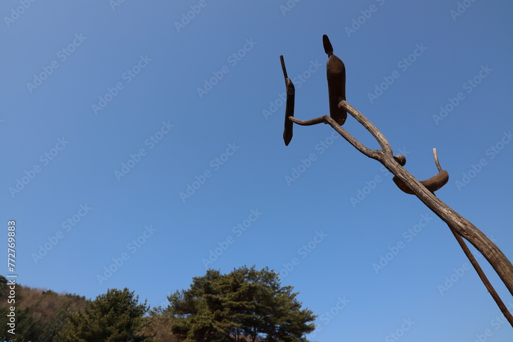 sotdae sky nature clear tree sculpture totem