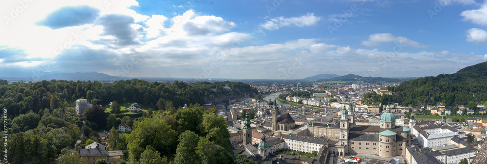 Fototapeta premium Panorama von Salzburg im Sommer