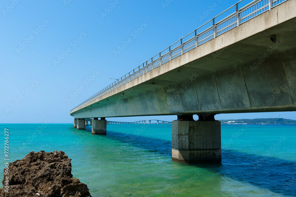 エメラルドグリーンの海にかかる伊良部大橋