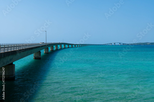 エメラルドグリーンの海にかかる伊良部大橋