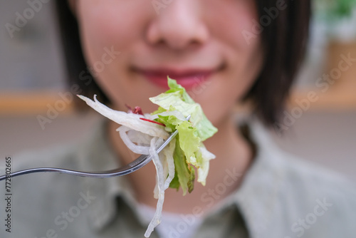 サラダを食べる女性のクローズアップ