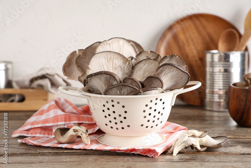 Fresh oyster mushrooms in w...