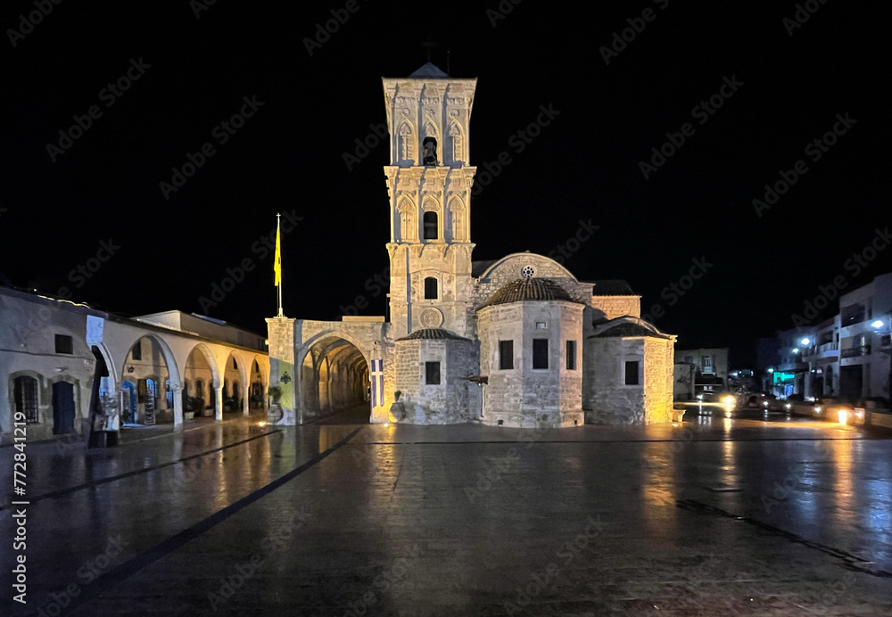 Lazarus Kirche bei Nacht in Larnaka, Zypern - obrazy, fototapety, plakaty 