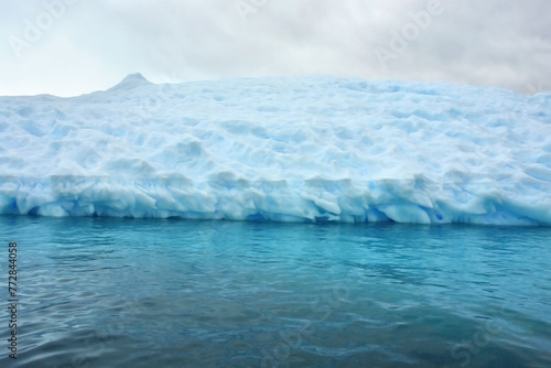 Fototapeta Naklejka Na Ścianę i Meble -  A small iceberg with an unusual shape in Antarctica