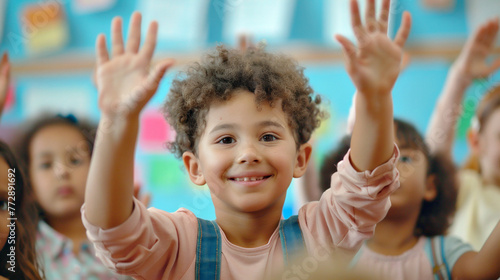 Los niños levantan la mano para responder en el aula. Concepto de regreso a la escuela. photo