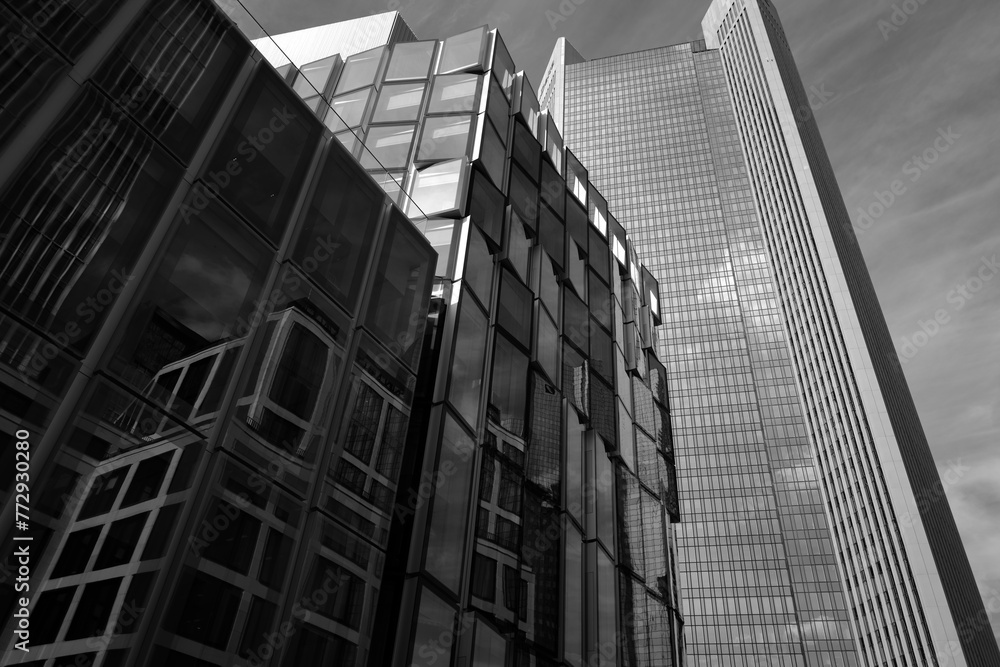 Die Skyline Frankfurt am Main in beeindruckenden schwarz weiß Aufnahmen