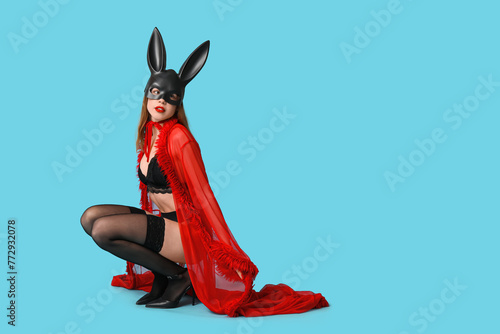 Sexy young woman in bunny m...