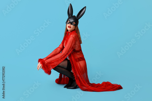 Sexy young woman in bunny m...