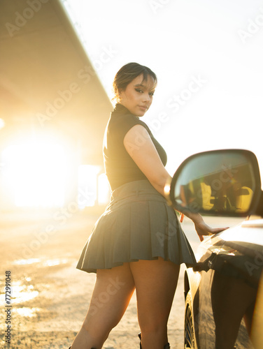 Chica joven con estilo posando en las calles de una gran ciudad y parking photo