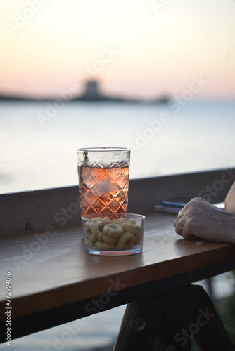 cocktail in riva l mare  al tramonto in un pomeriggio d'estate