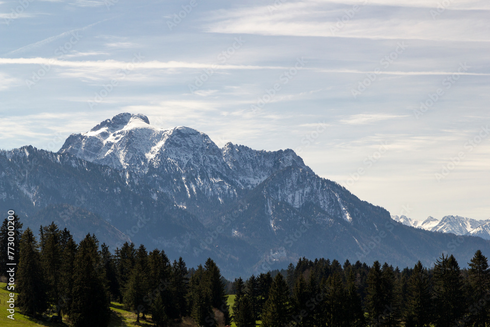 sommerliches Bergpanorama der schneebedeckten Berge Säuling und Tegelberg im Ostallgäu nahe Schwangau in Bayern