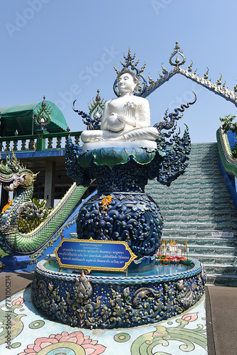 Tempel mit Buddhastatue in Chonburi Thailand