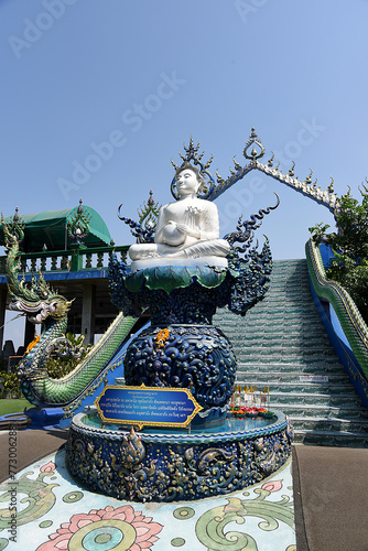 Tempel mit Buddhastatue in Chonburi Thailand