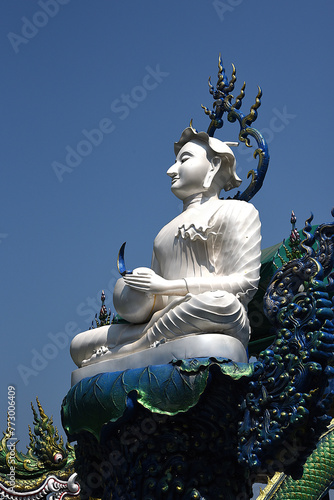 Tempel mit Buddhastatue in Chonburi Thailand