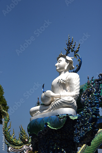 Tempel mit Buddhastatue in Chonburi Thailand