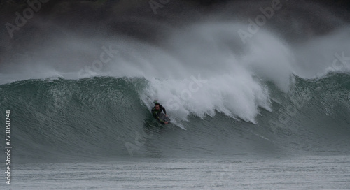 Belles vagues pour la pratique du surf en Bretagne - France photo