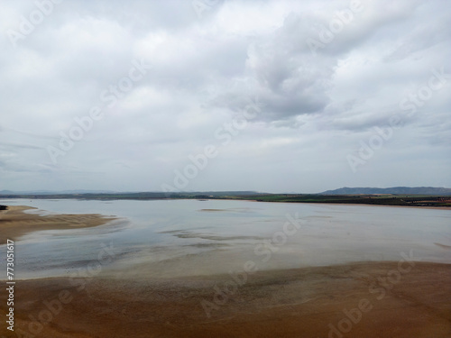 paisaje de la laguna de fuente de piedra en un día lluvioso y gris, Andalucía