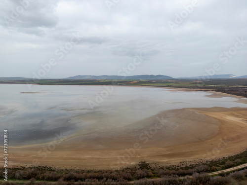 paisaje de la laguna de fuente de piedra en un d  a lluvioso y gris  Andaluc  a