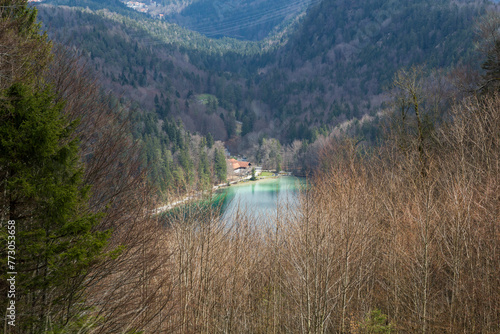 Panorama Blick hinunter zum Alatsee im Ostallgäu bei Füssen