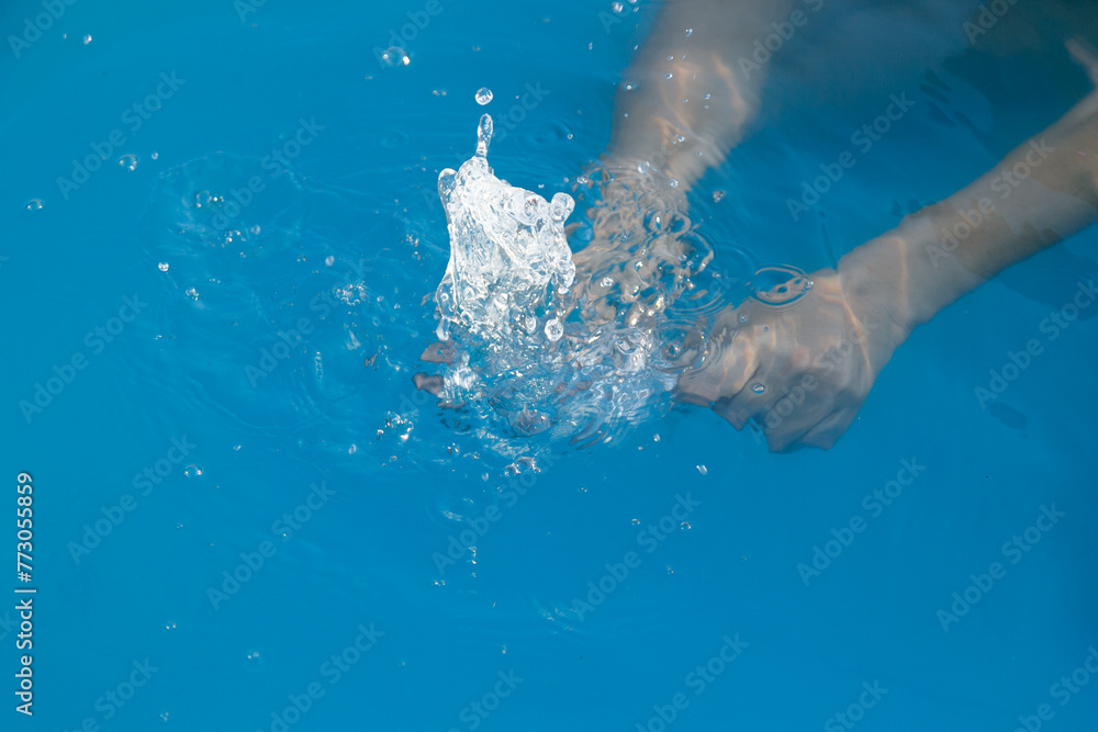 Con botella de plástico dentro del agua, manos cogiendo desechos de plástico 