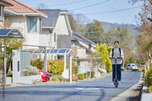 電動キックボードで移動をする日本人女性 photo