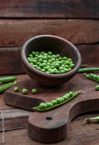 Green beans in a wooden dish. 