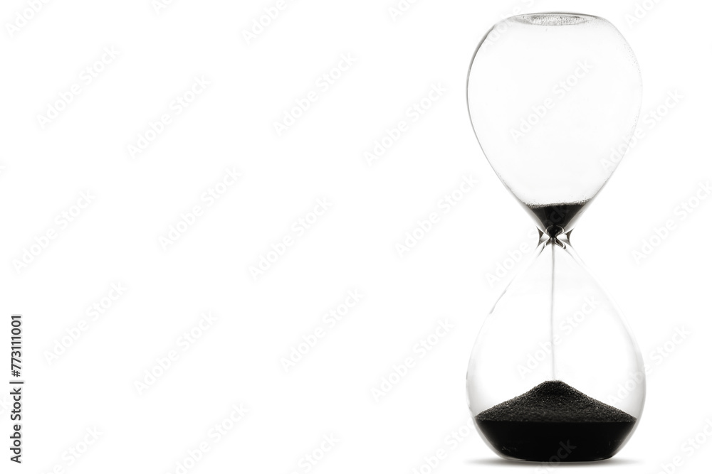Ablaufende Sanduhr vor weißem Hintergrund mit Freiraum für individuelle Anpassungen Ablaufende Sanduhr vor weißem Hintergrund mit Freiraum für individuelle Anpassungen