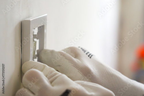 Installation of an electrical switch on the wall during the renovation of the apartment © woff