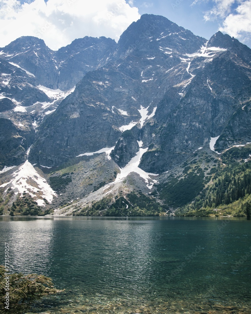 a lake in the middle of a mountainous, clear, mountain range