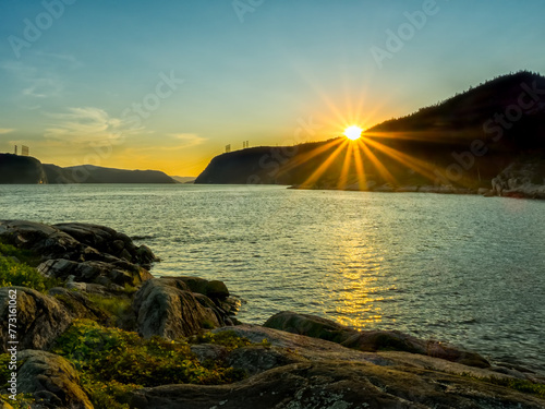 Bild auf Leinwand Fjord du Saguenay avec soleil couchant et ses faisceaux lumineux dans la provinc
