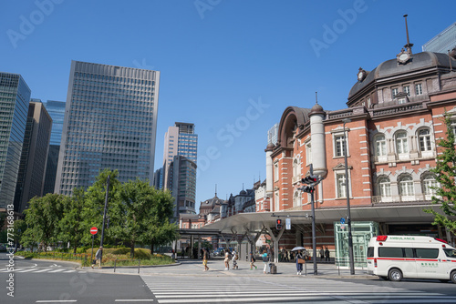 伝統建築の東京駅と迫るビル群