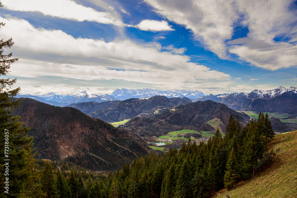 Panoramablick auf die schneebedeckte Chiemgauer Berge und grüne Hügel oberhalb vom Dorf Unterwössen in den Chiemgauer Alpen Bayern Deutschland Panoramablick auf die schneebedeckte Chiemgauer Berge und grüne Hügel oberhalb vom Dorf Unterwössen in den Chiemgauer Alpen Bayern Deutschland