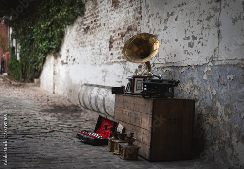 Dans un coin de la brocante    Verviers en Belgique - vieux tourne disque  machine      crire et instrument de musique. 
